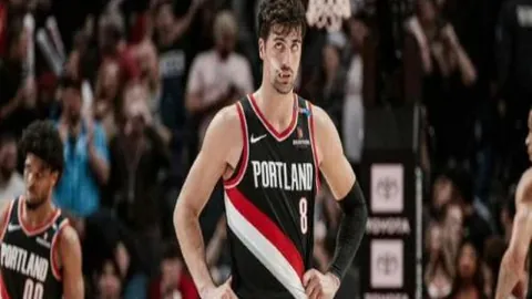 韦世豪定位球射门角度刁钻，国足攻势被防守球员化解