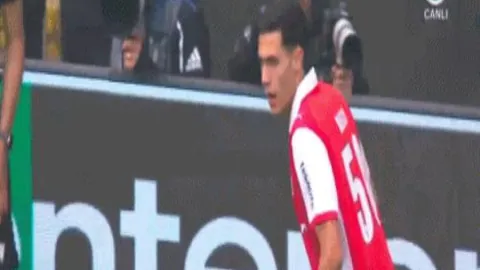 拜仁今夏力追至少一名新边翼，引援名单含吉滕斯、尼科与切尔基